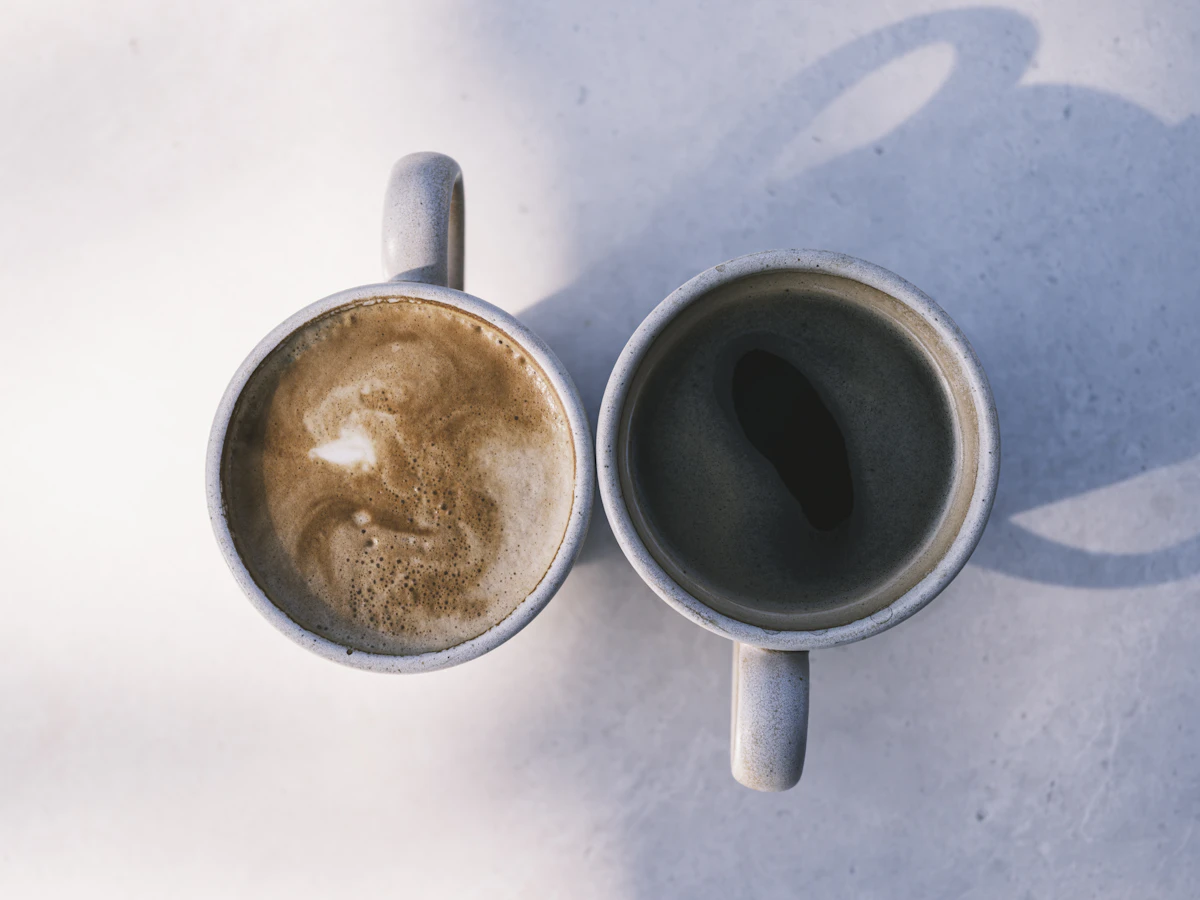 咖啡與茶完全指南：每天 3 杯降 15% 死亡率、18% 失智風險——但台灣手搖飲是另一回事