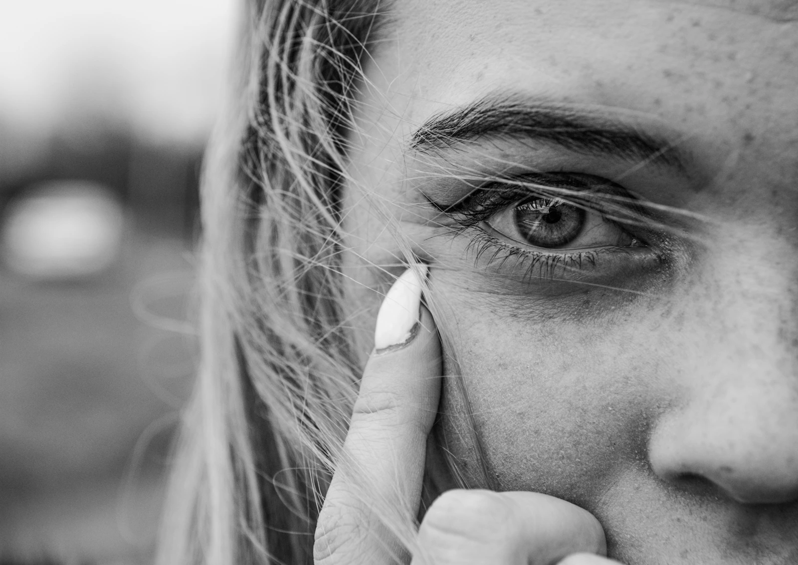 清晨規律作息有助減少眼周浮腫