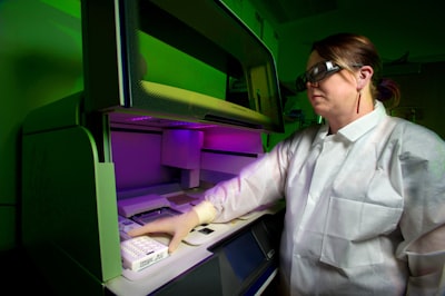 DNA 分子結構——NAD+ 參與超過 500 種酶促反應，是細胞運作的核心