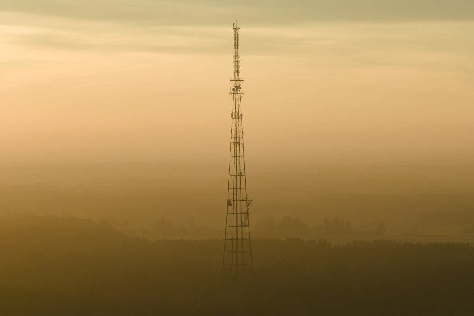 電磁波：現代生活中的無形伙伴與科學背後的真相