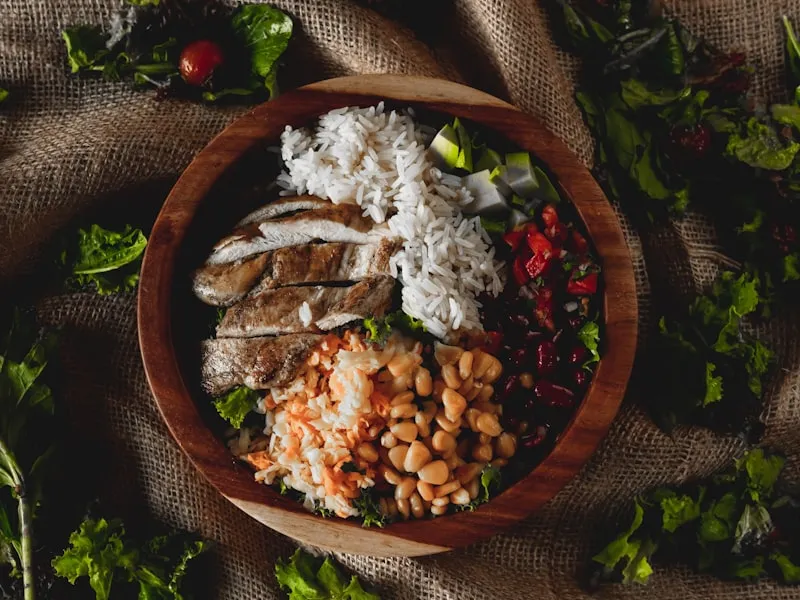 富含纖維的新鮮蔬菜——全穀物和蔬菜是腸道健康的基石。Photo by joe boshra on Unsplash