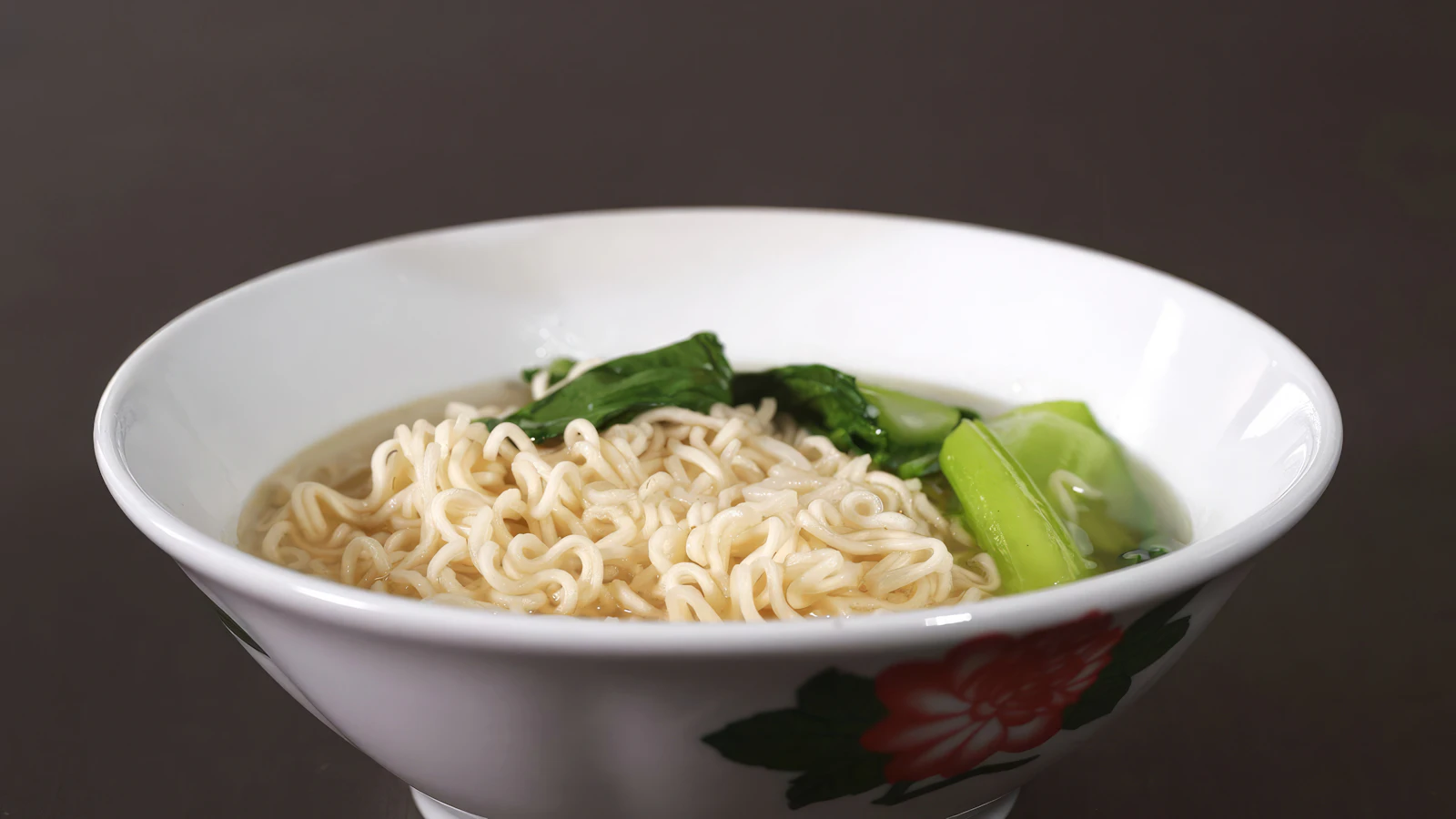 一碗熱騰騰的泡麵——光是調味包就可能吃下整天的鈉上限