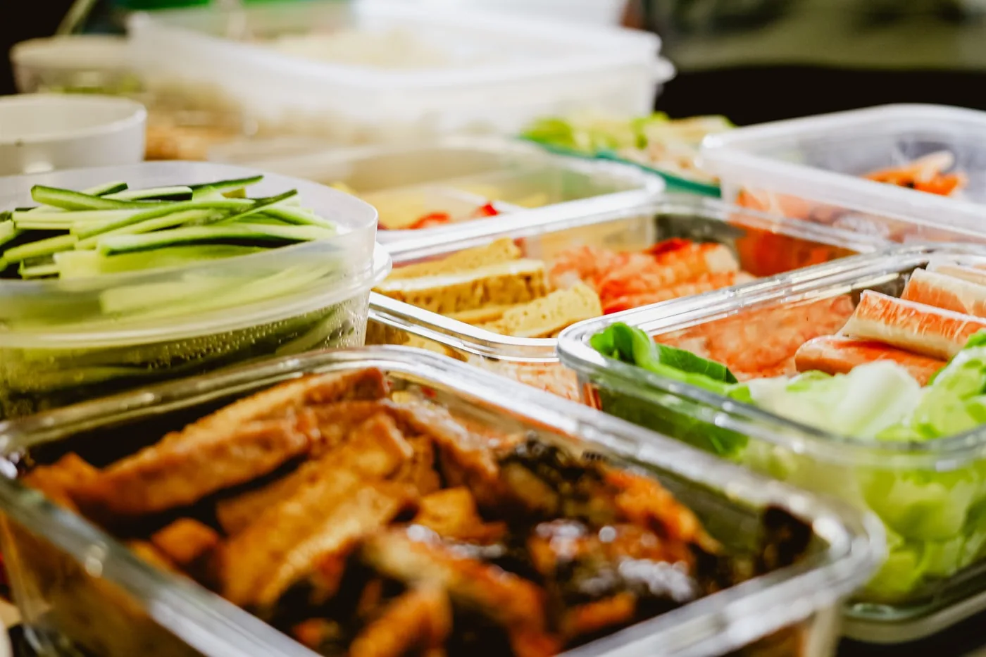 分裝密封、2 小時內冷藏、3-4 天內食用——把剩菜管好的關鍵就在這幾個動作。Photo by Compagnons on Unsplash