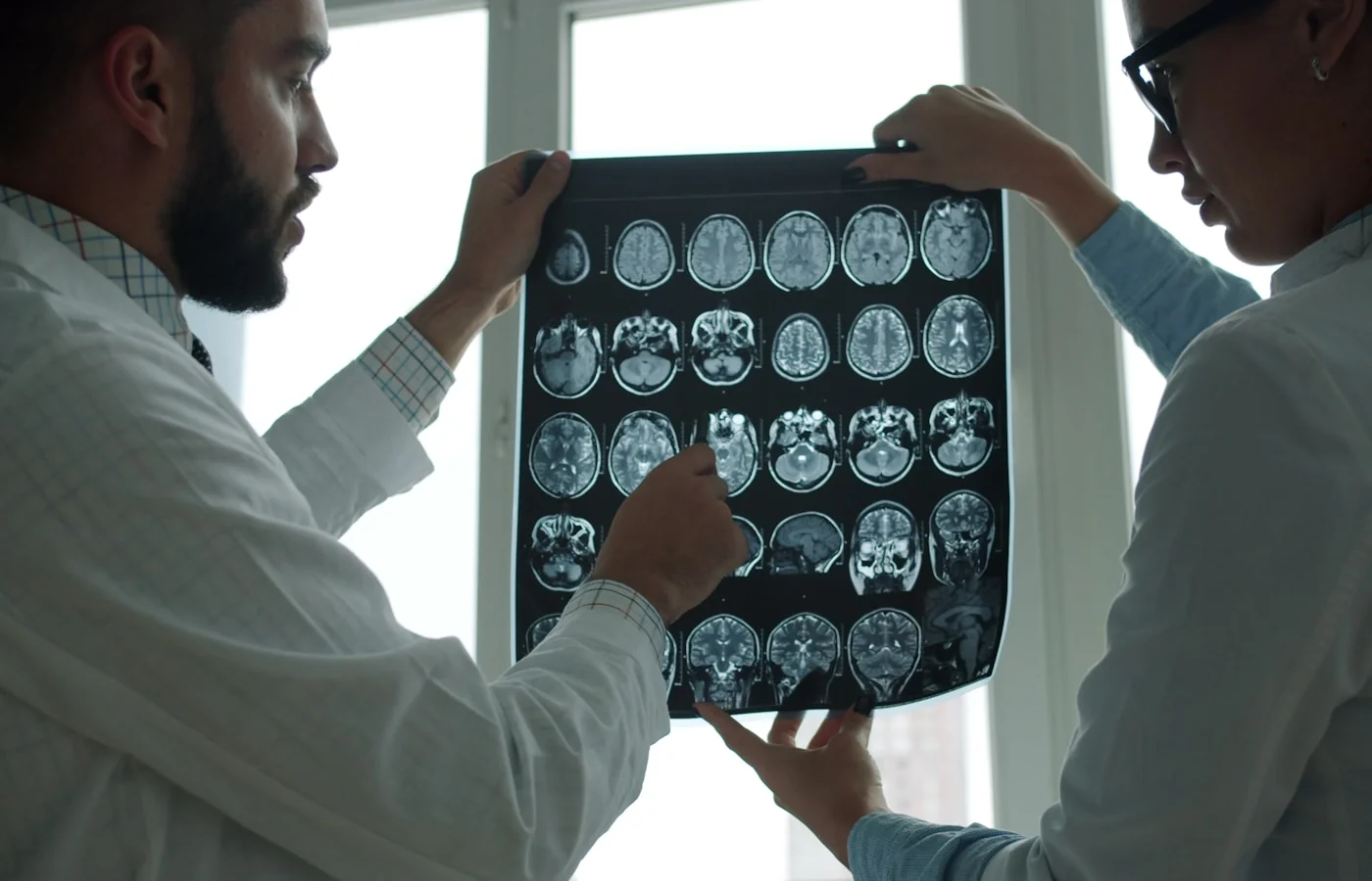兩位醫師討論腦部 MRI 影像——Leqembi、Kisunla、Aduhelm 三款藥需配合 MRI 監測 ARIA 副作用