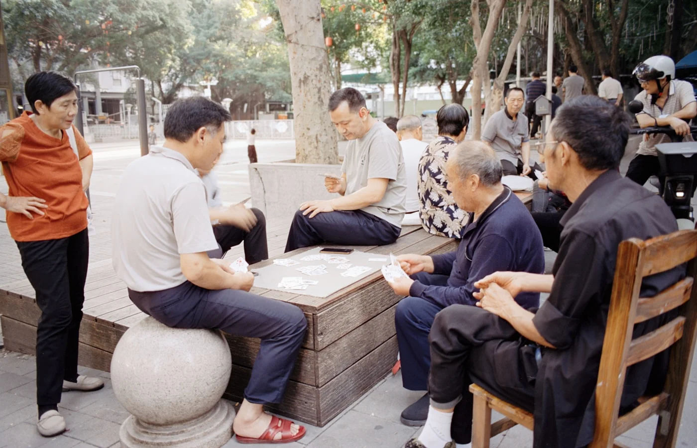 長輩圍坐戶外玩桌遊——運動與認知訓練搭配「多元多組分」介入，效果優於單一形式（SMD 1.09）