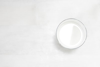 牛奶是方便的鈣來源，但不是不可取代的必需品