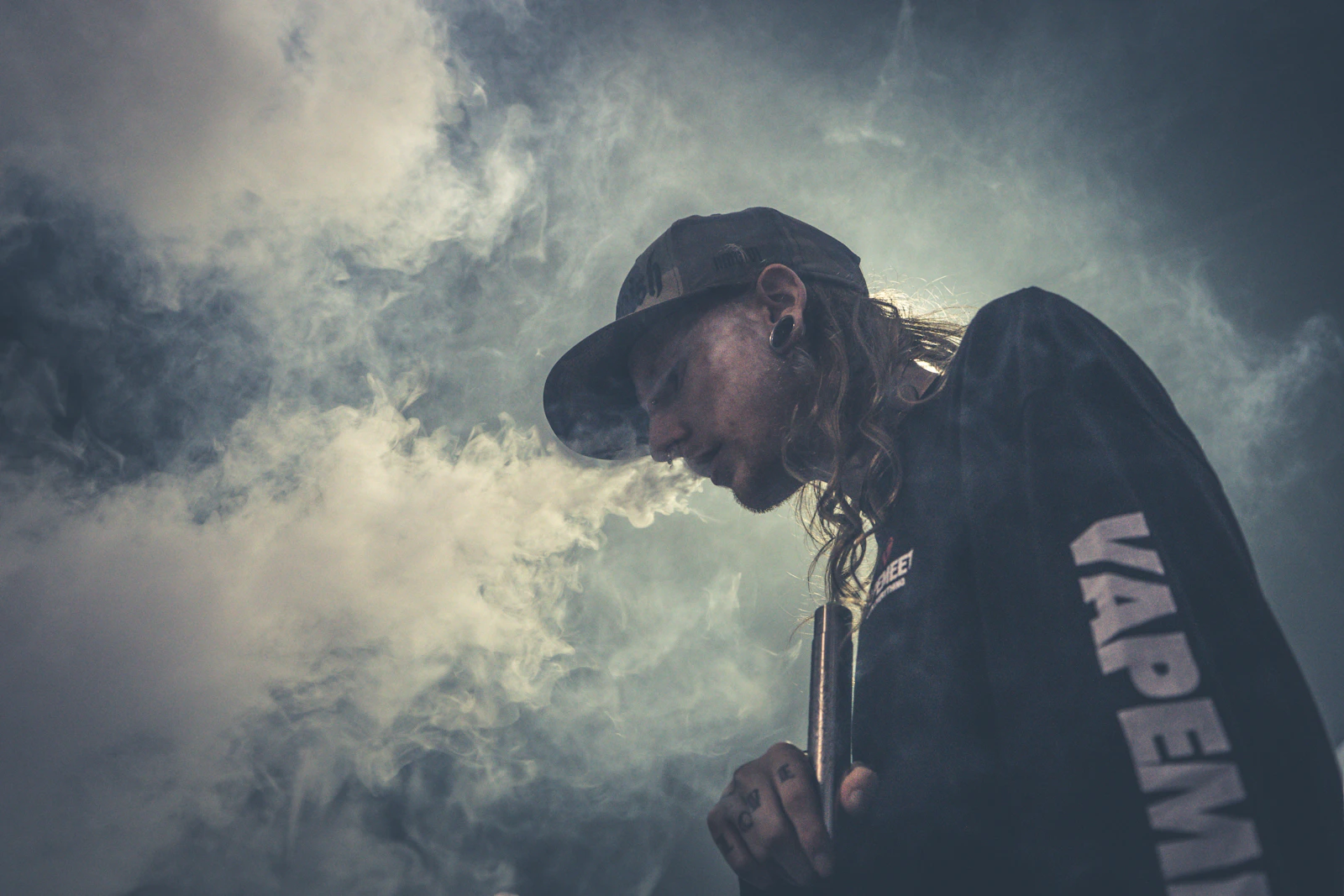 年輕人使用電子煙的情境，反映出新興菸品在青年族群中的普及現象。Photo by Troy T on Unsplash