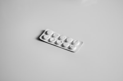 怡必隆屬於處方藥，須由醫師評估後開立，並定期回診追蹤