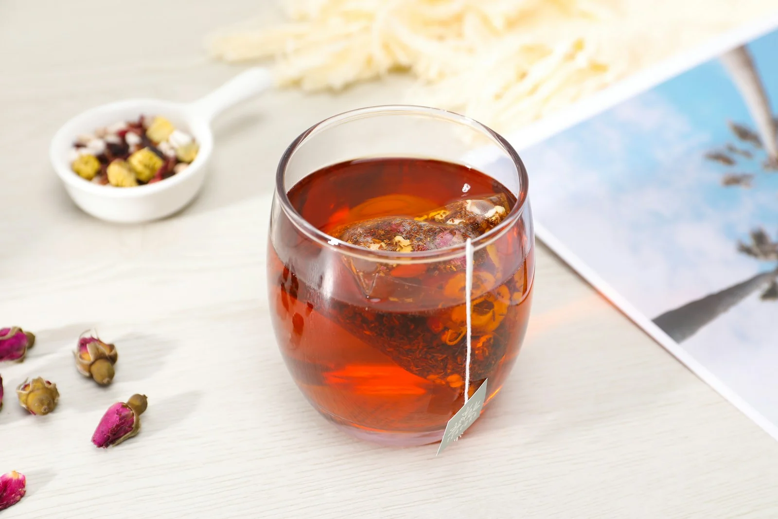 南非國寶茶沖泡後呈現紅棕色，不含咖啡因與低單寧是它的兩大特色