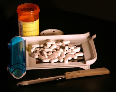 怡必隆常見副作用為頭暈 12%、嗜睡 10%、噁心 8%，多半 1-2 週內緩解；改飯後服用可改善頭暈