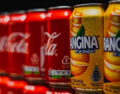 含糖飲料——一罐可樂就超過 WHO 每日 25g 糖上限；手搖飲幾乎都用 HFCS