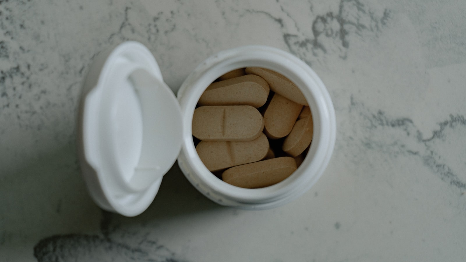 保健品完全指南 2026：從穀胱甘肽 GSH 到小綠人標章，一次看懂台灣保健食品的真相