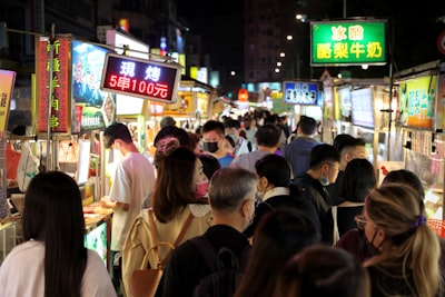 台灣夜市文化充滿 GERD 地雷——鹹酥雞、滷肉飯、手搖飲都是觸發因子，但清蒸魚、燙青菜與無糖茶相對安全