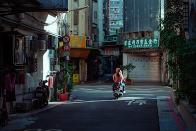 台灣街頭機車通勤——日常通勤的紫外線曝曬是台灣人最容易忽略的老化因子
