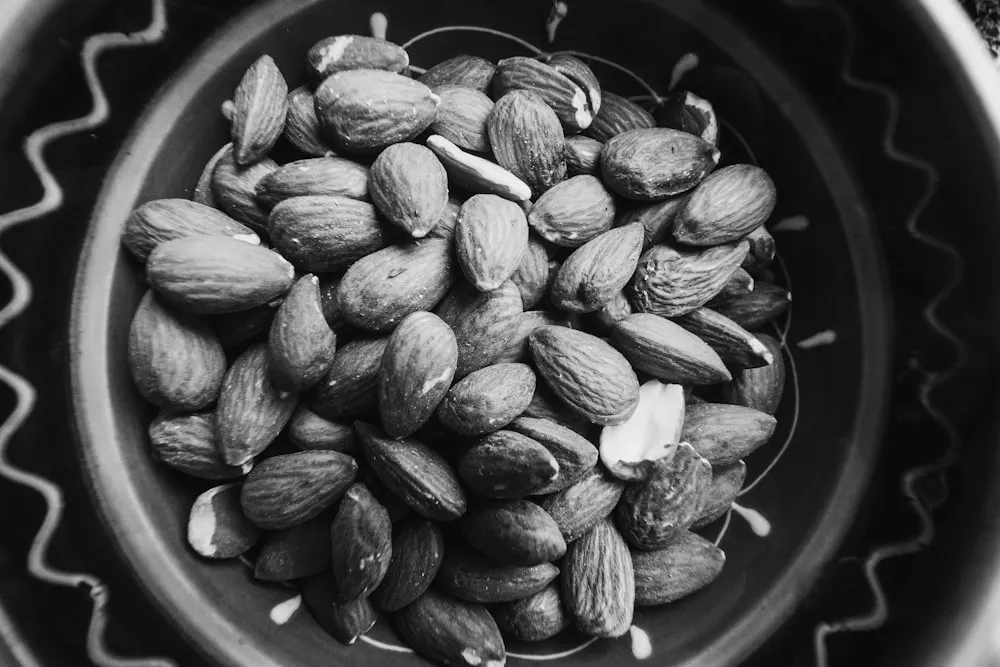 堅果和優質植物油是維生素 E 的最佳天然來源。Photo by Louis Hansel on Unsplash