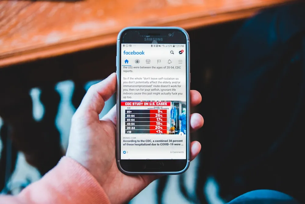 「簡單、天然、便宜」——這三個特質讓健康謠言在社群媒體上傳播得特別快。Photo by Erik Mclean on Unsplash